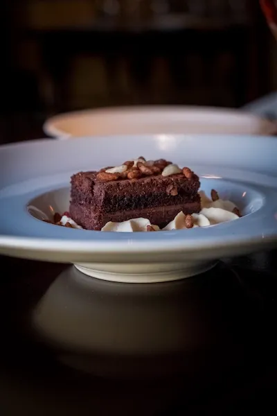 Brownie de chocolate con crema, fotografía de postre para la carta de un restaurante en Barcelona