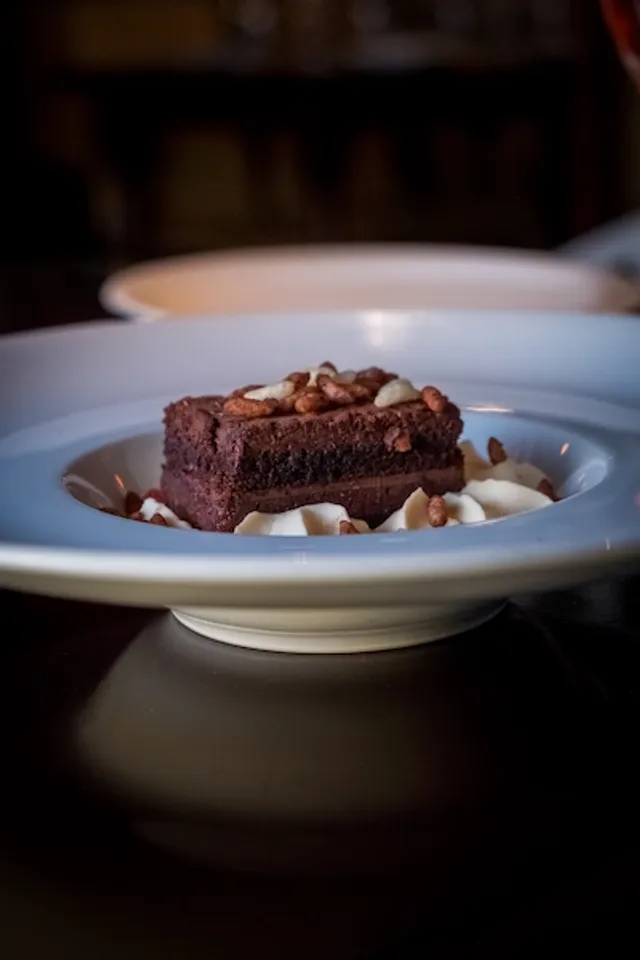 Brownie de chocolate con crema — fotografía de postre para la carta de un restaurante en Barcelona