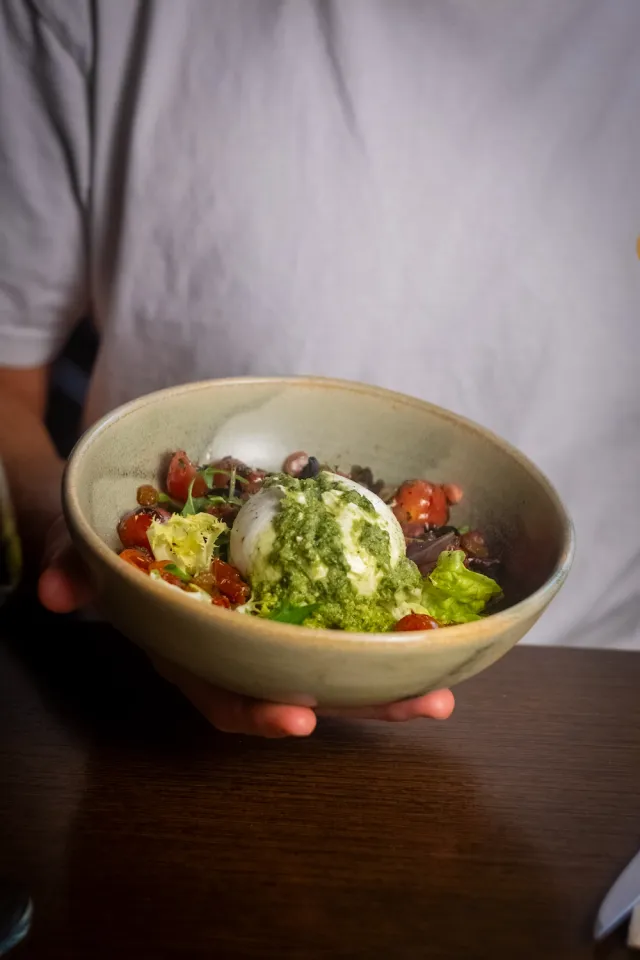 Cuenco de burrata con tomate cherry y verduras — fotografía de carta para un restaurante en Barcelona