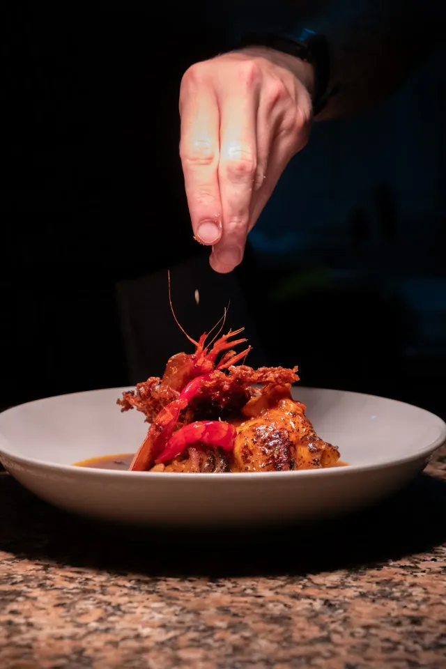Chef dando el toque final a un plato — reportaje de cocina para un restaurante en Barcelona